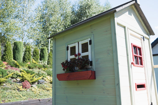 Drewniany domek dla dzieci z podestem i zamykaną piaskownicą