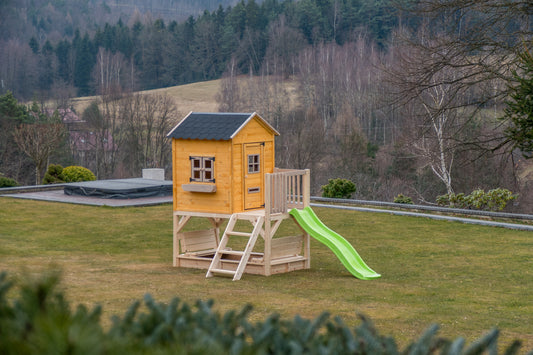 Drewniany domek dla dzieci z podestem i zamykaną piaskownicą
