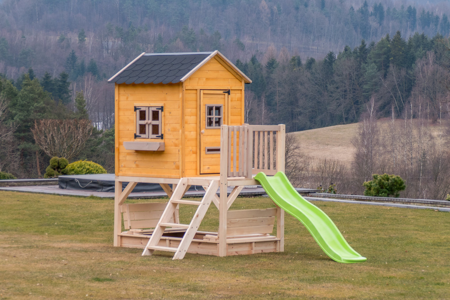 Drewniany domek dla dzieci z podestem i zamykaną piaskownicą