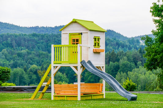 Drewniany domek dla dzieci z podestem i zamykaną piaskownicą