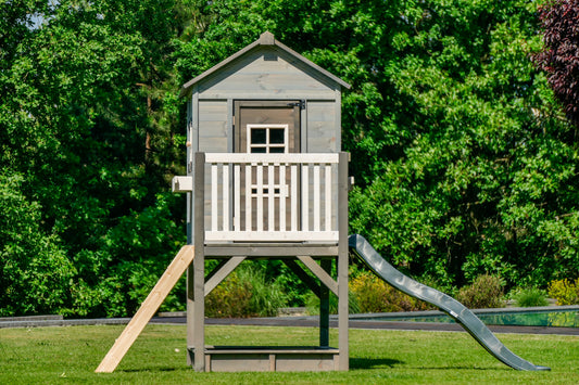 Drewniany szary domek ogrodowy z podestem