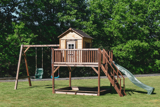 Drewniany domek ogrodowy z dużym podestem (2x2) i huśtawką - brązowy