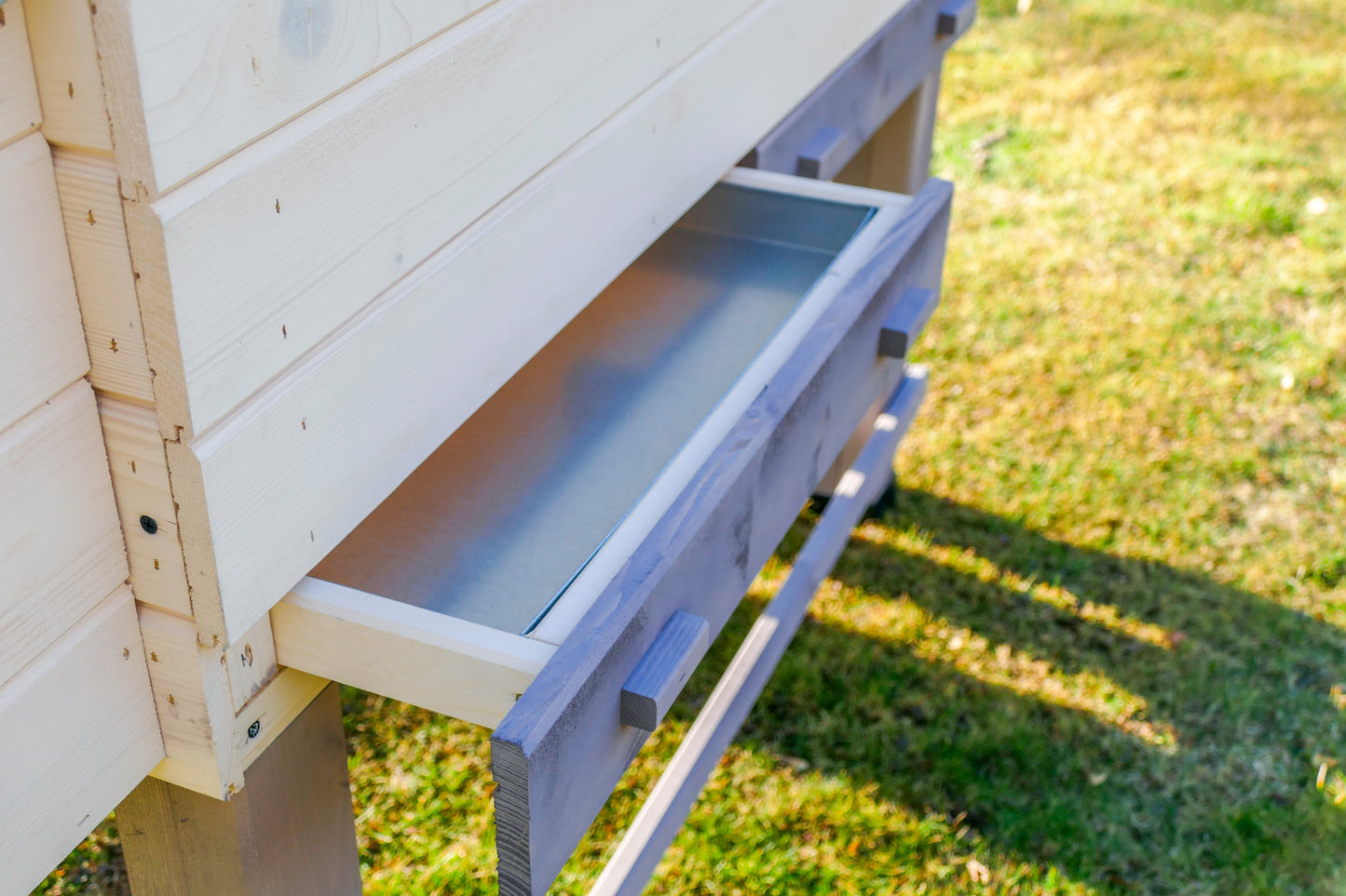 Kurnik ROCKY HIGH ocieplony z metalową szufladą (kolekcja 2025 - Sól Morska)