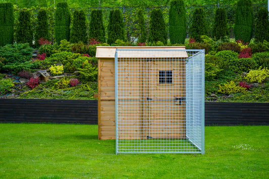 Kurnik z metalową zagrodą