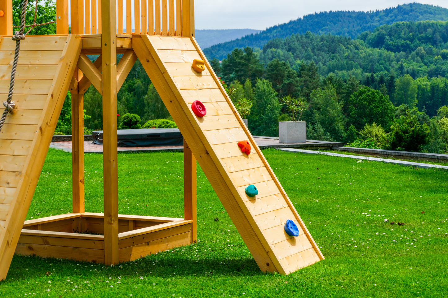 Ścianka wspinaczkowa do domku na podeście