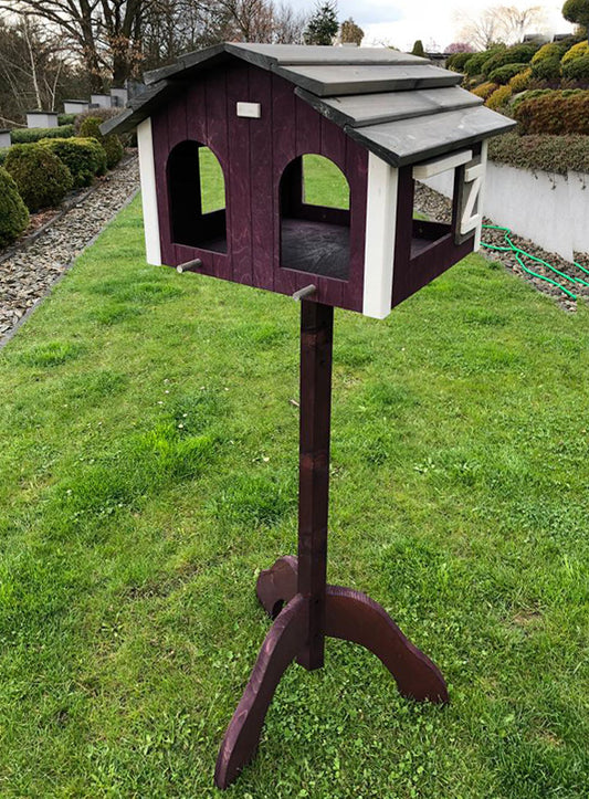 Karmnik Tamer z nogą