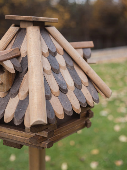 Karmnik Egis z nogą / Drewniana łuska