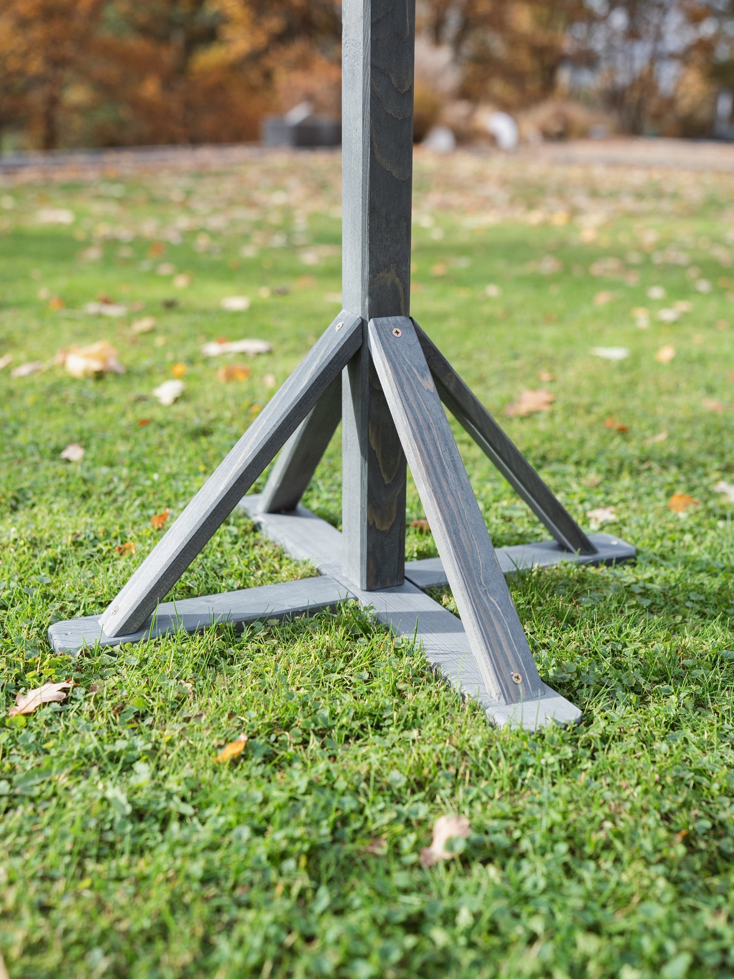 Karmnik Wooder z nogą