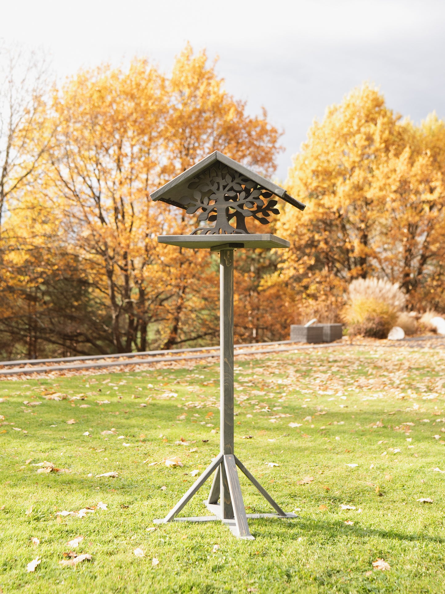 Karmnik Wooder z nogą