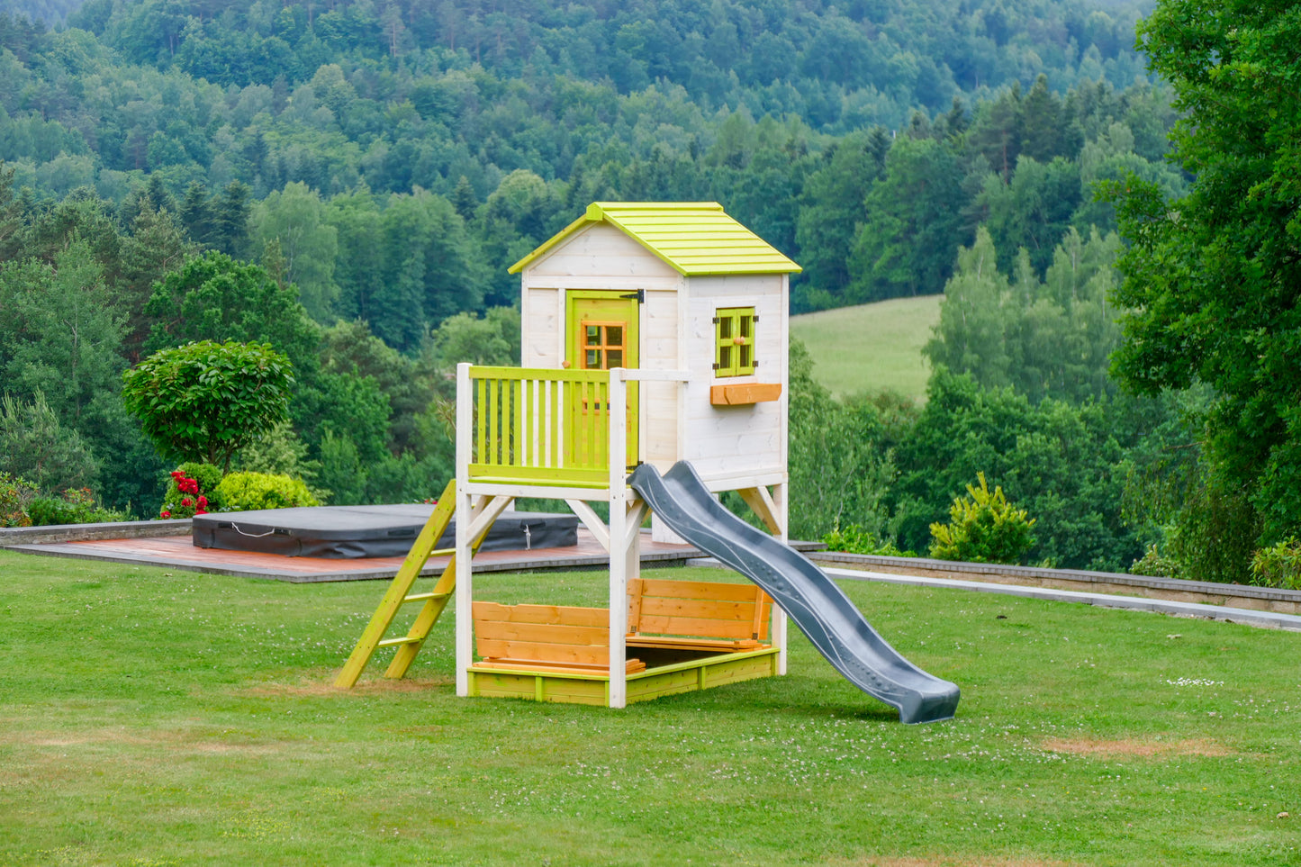 Drewniany domek dla dzieci z podestem i zamykaną piaskownicą
