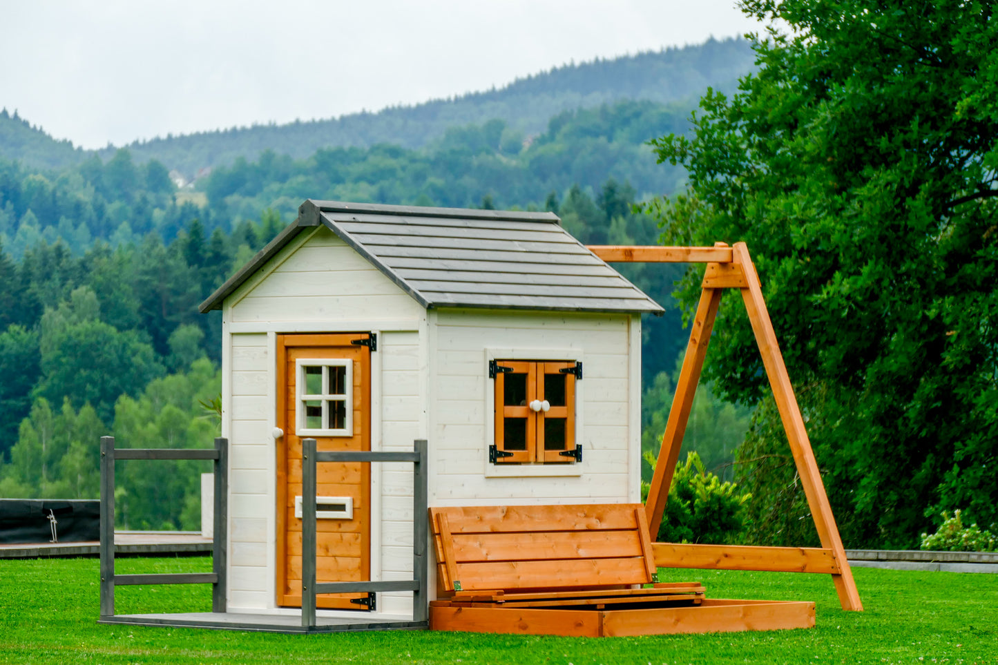 Domek ogrodowy z huśtawką i zamykaną piaskownicą