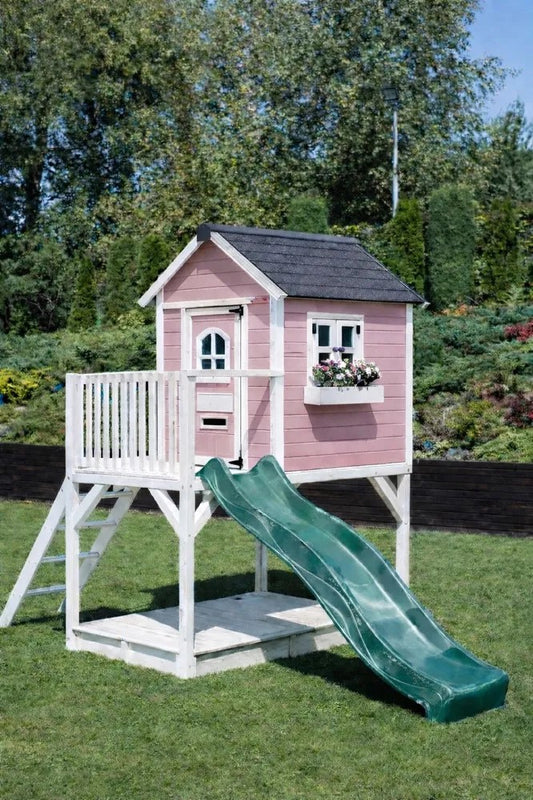 Drewniany domek dla dzieci z podestem i zamykaną piaskownicą