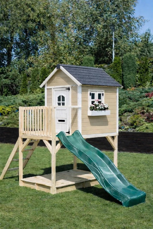 Drewniany domek dla dzieci z podestem i zamykaną piaskownicą