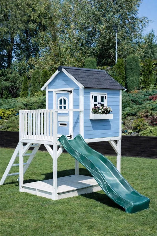 Drewniany domek dla dzieci z podestem i zamykaną piaskownicą