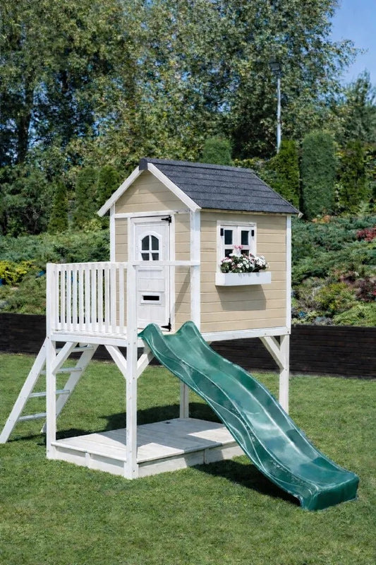 Drewniany domek dla dzieci z podestem i zamykaną piaskownicą