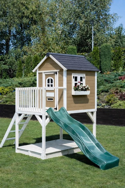 Drewniany domek dla dzieci z podestem i zamykaną piaskownicą